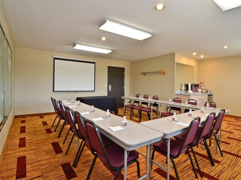 Clackamas Inn And Suites Ngoại thất bức ảnh