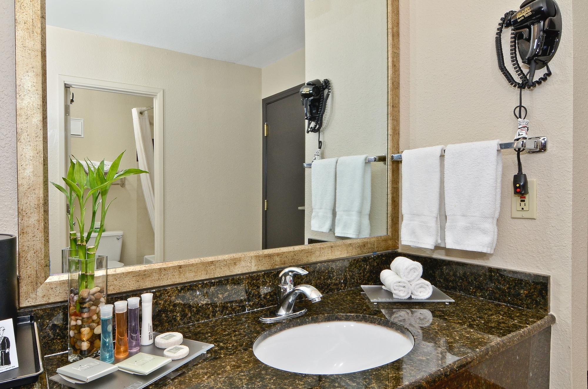 Clackamas Inn And Suites Ngoại thất bức ảnh
