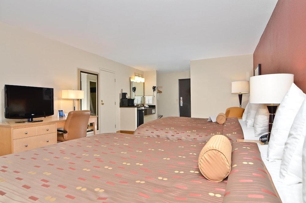 Clackamas Inn And Suites Ngoại thất bức ảnh