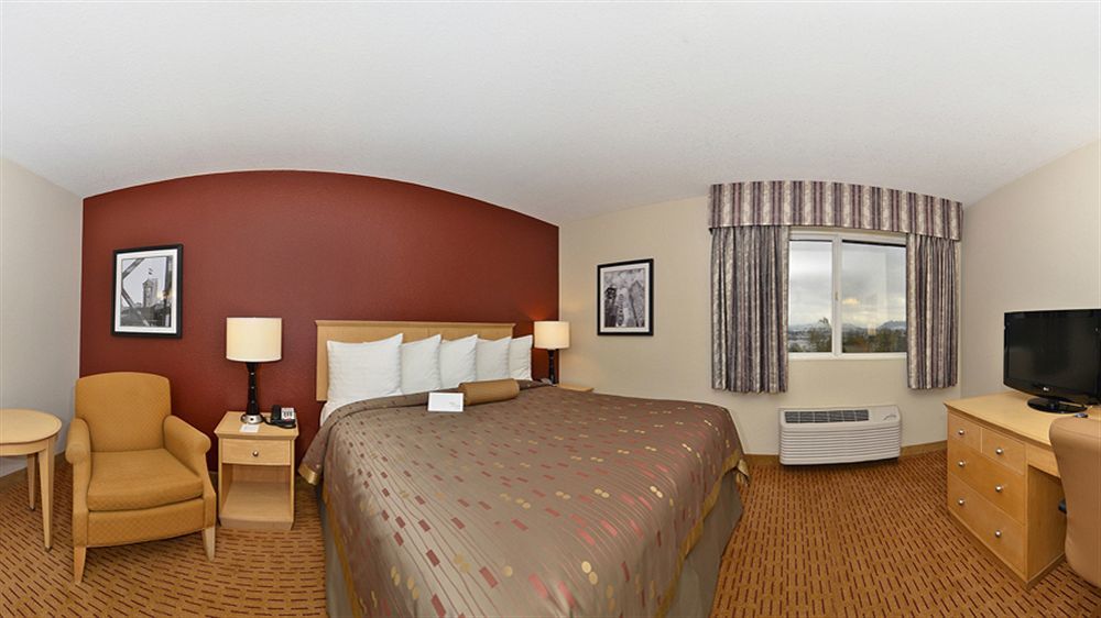 Clackamas Inn And Suites Ngoại thất bức ảnh