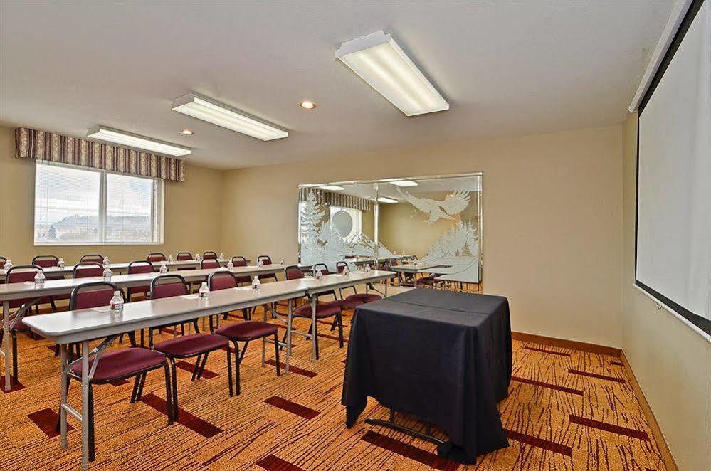 Clackamas Inn And Suites Ngoại thất bức ảnh