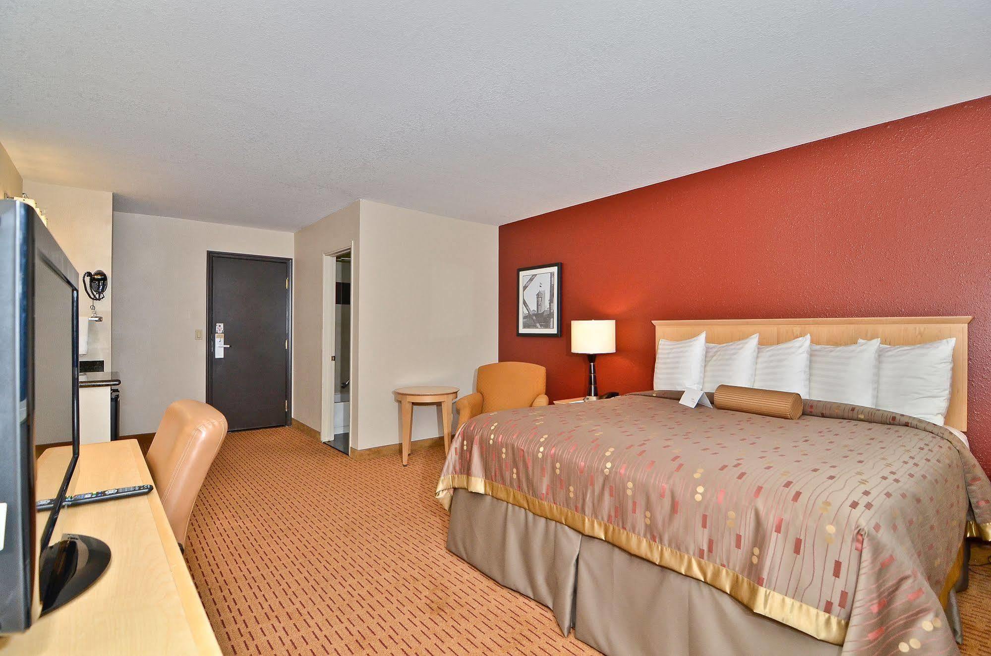 Clackamas Inn And Suites Ngoại thất bức ảnh