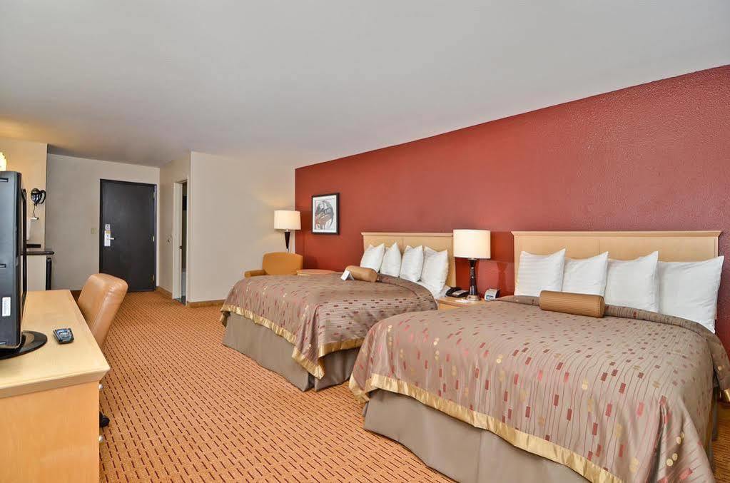 Clackamas Inn And Suites Ngoại thất bức ảnh