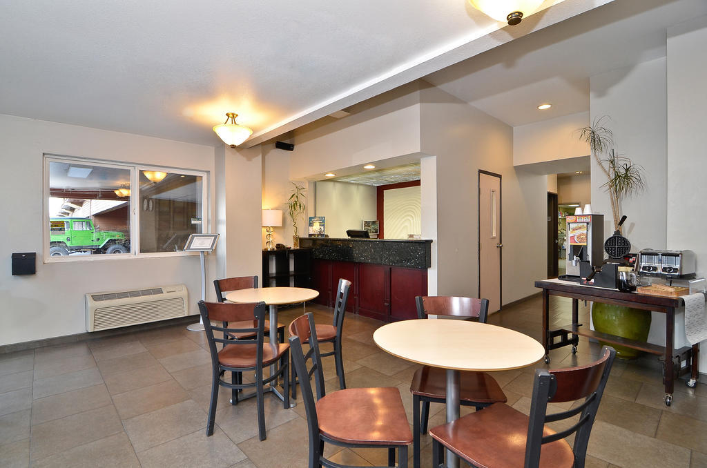Clackamas Inn And Suites Ngoại thất bức ảnh